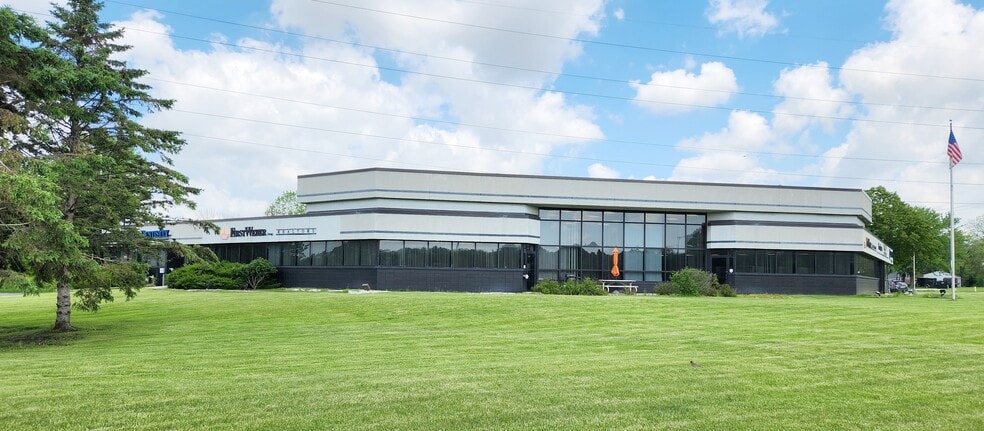 1507 E Sunset Dr, Waukesha, WI for lease - Building Photo - Image 2 of 4