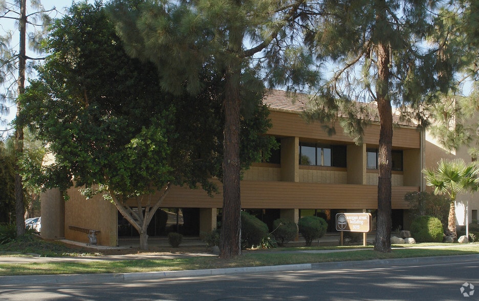 5015 Canyon Crest Dr, Riverside, CA à louer - Photo du bâtiment - Image 3 de 7