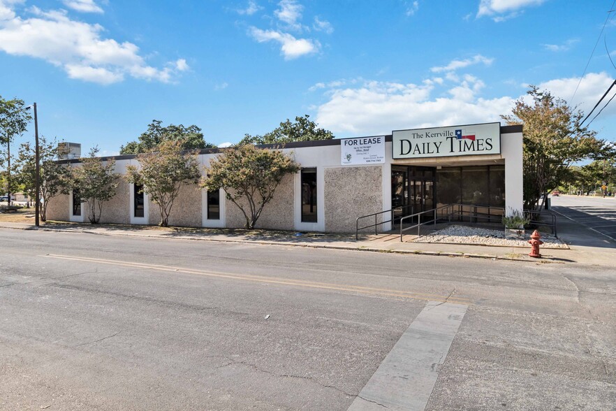 429 Jefferson St, Kerrville, TX for lease - Building Photo - Image 2 of 26