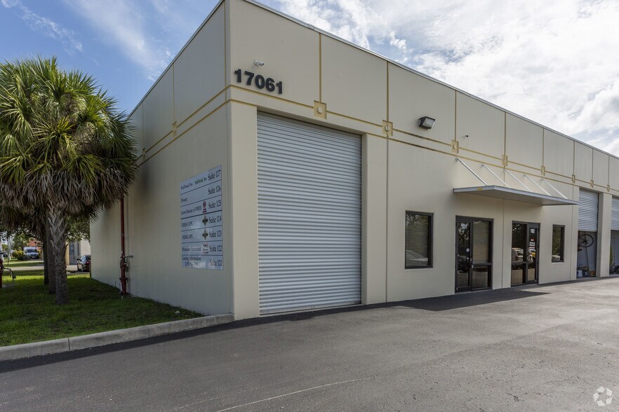 17061 Alico Commerce Ct, Fort Myers, FL à louer - Photo du bâtiment - Image 3 de 6