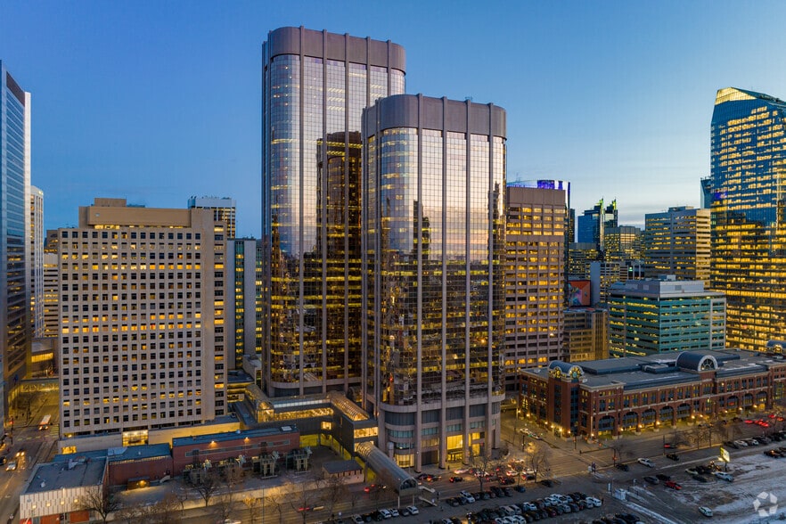 700 9th Ave SW, Calgary, AB à louer - Photo du bâtiment - Image 1 de 10