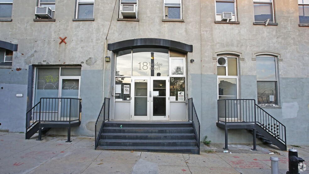 18-24 Bridge St, Brooklyn, NY à louer - Photo du bâtiment - Image 3 de 3