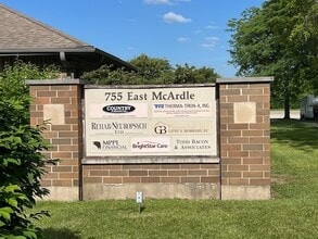 755 McArdle Dr, Crystal Lake, IL for lease Interior Photo- Image 2 of 9