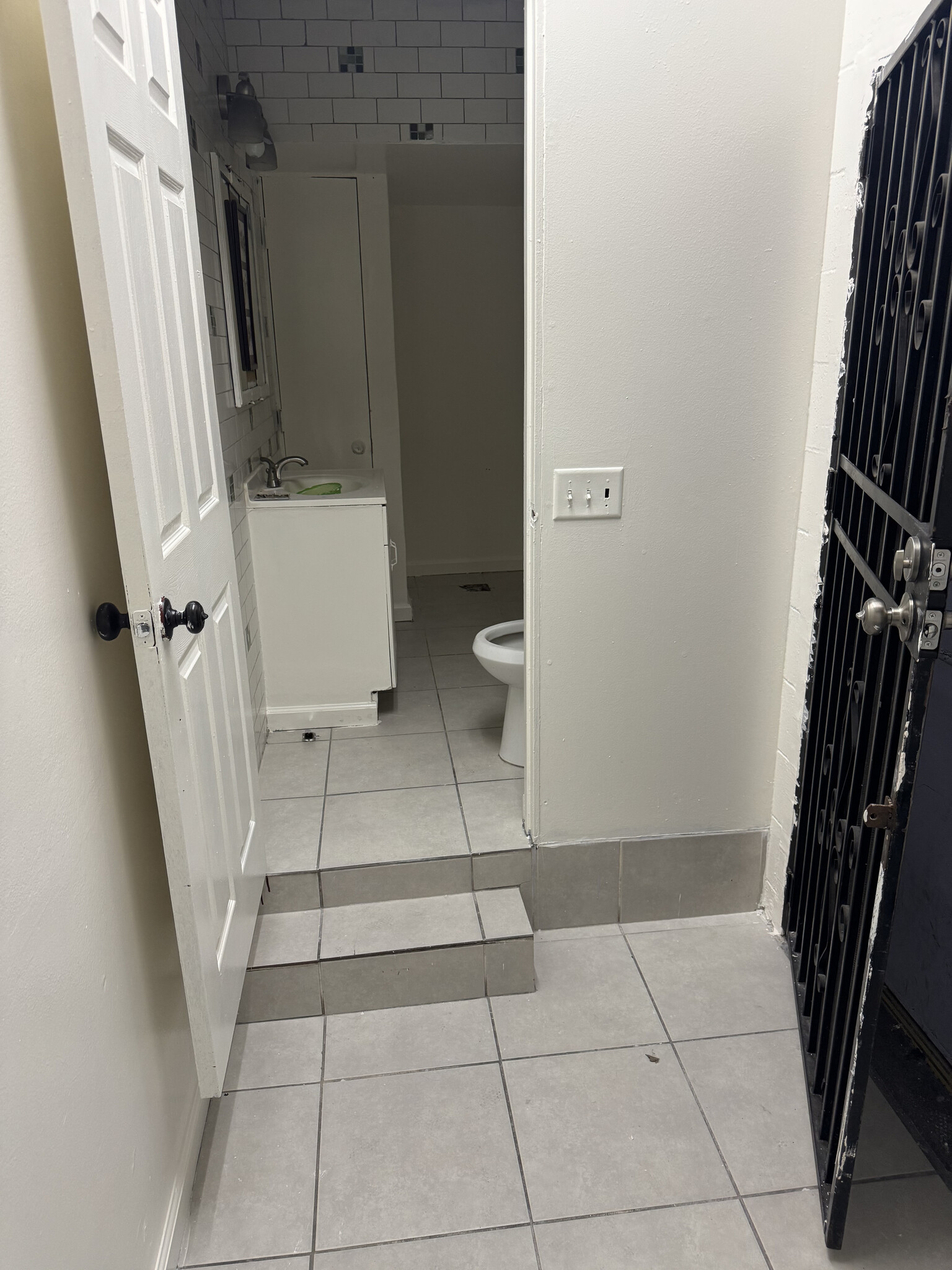 1009-1021 E Holt Ave, Pomona, CA for lease Interior Photo- Image 1 of 3