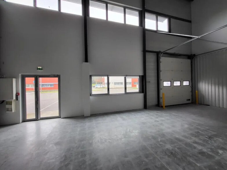 Flex in Saint-Priest for lease - Interior Photo - Image 3 of 3