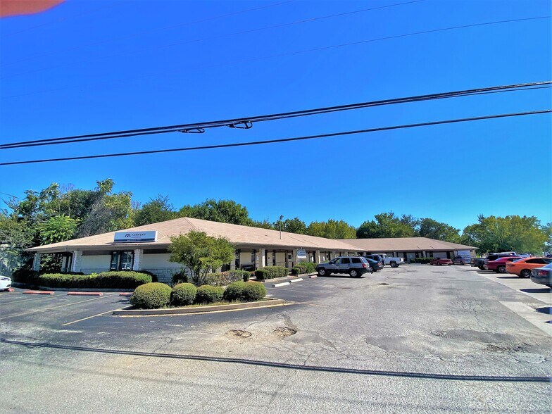 328 W Main St, Azle, TX à louer - Photo du bâtiment - Image 2 de 12
