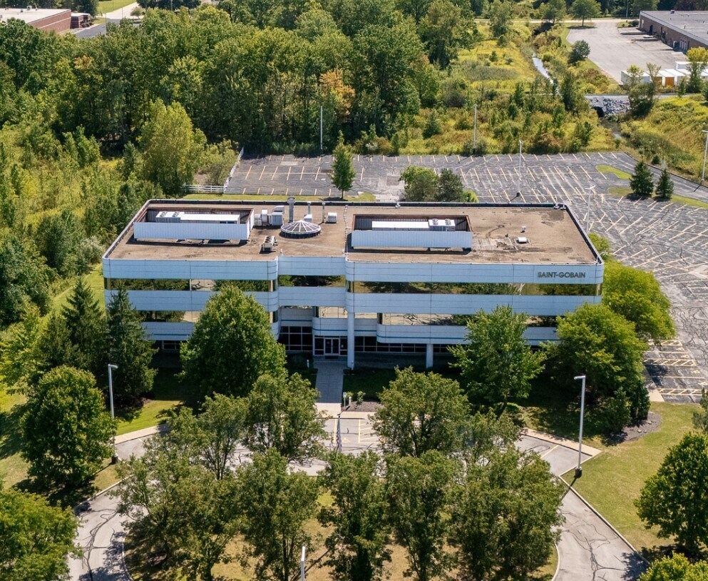 31500 Solon Rd, Solon, OH à louer Photo du bâtiment- Image 1 de 14