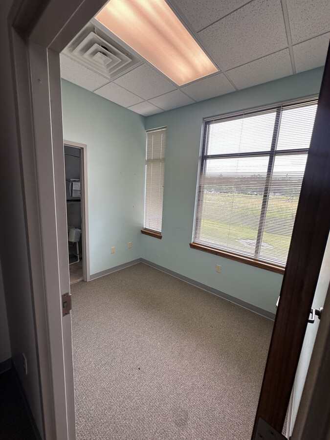 19101 E Valley View Pky, Independence, MO 64055 - Unit B - - Interior Photo - Image 1 of 19