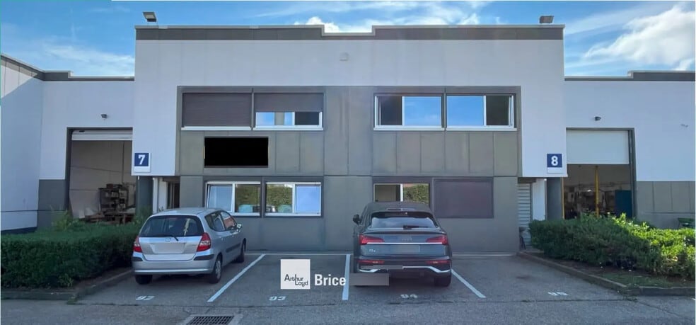 Bureau dans Décines-Charpieu à louer - Photo du bâtiment - Image 1 de 9