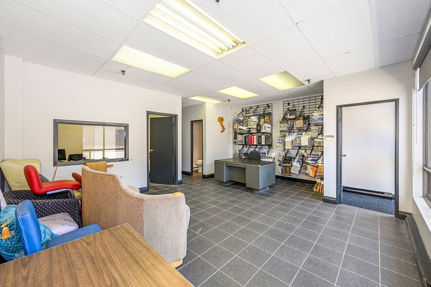 7171 Torbram Rd, Mississauga, ON for sale - Building Photo - Image 3 of 12