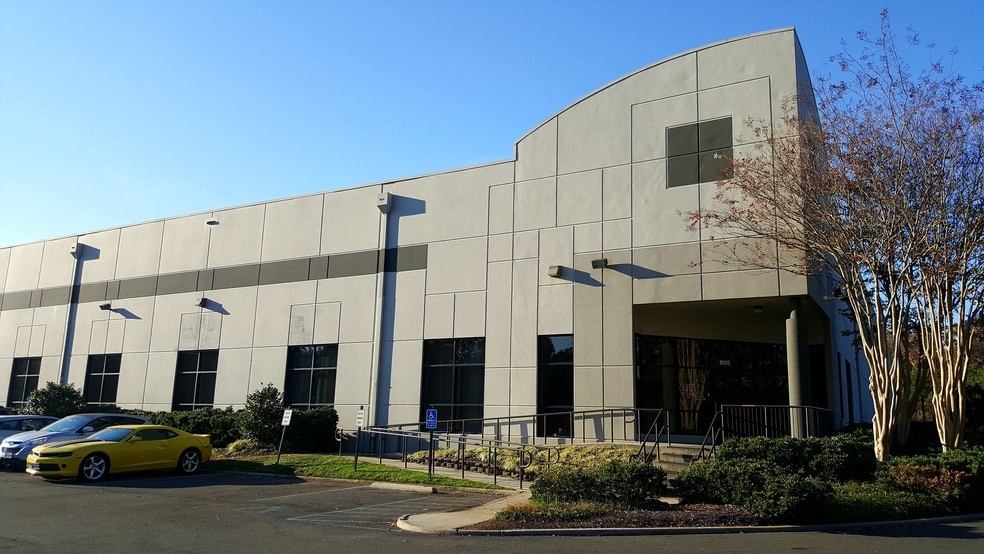 801-805 Liberty Way, Chester, VA for lease - Building Photo - Image 3 of 4