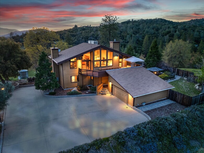 42569 Old Yosemite Rd, Oakhurst, CA for sale - Building Photo - Image 1 of 1