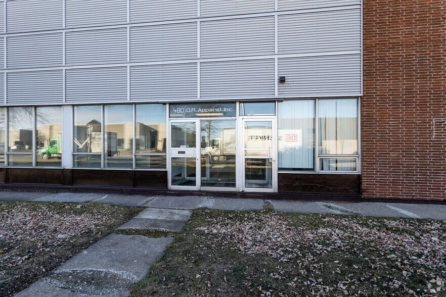 450-500 Rue McCaffrey, Montréal, QC à louer - Photo du bâtiment - Image 3 de 6