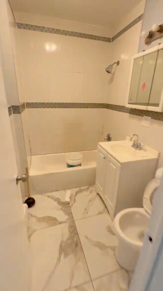 228 Beach 32nd St, Far Rockaway, NY à vendre - Photo du bâtiment - Image 3 de 3