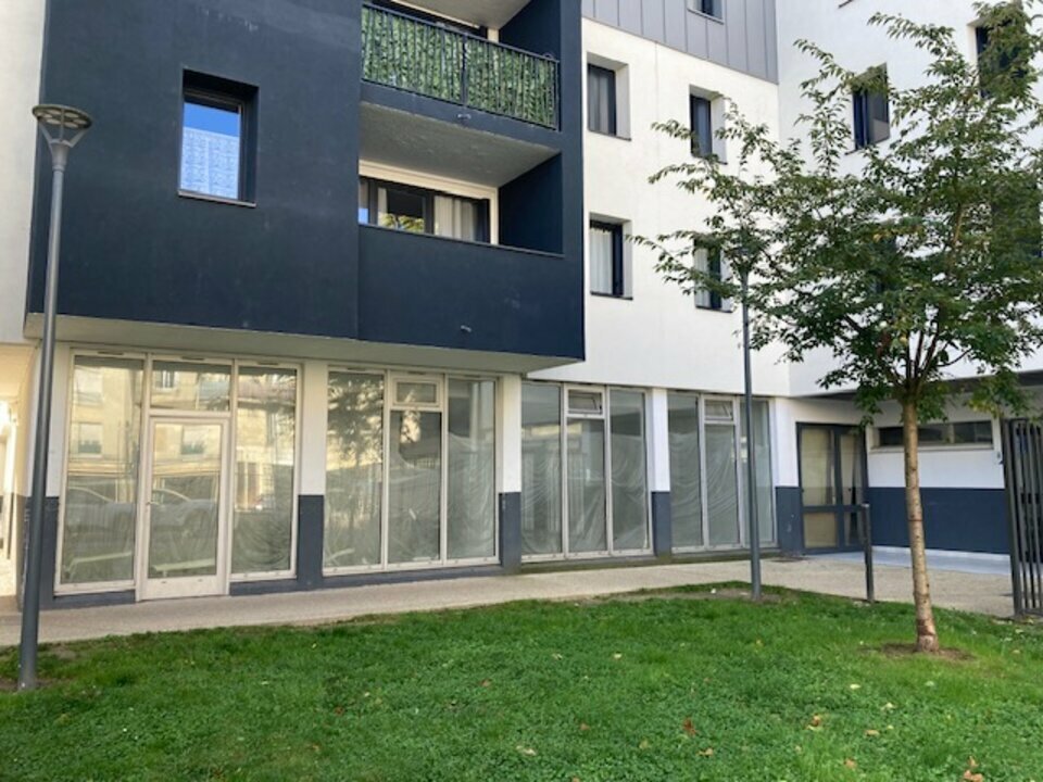 Retail in Trappes for lease Building Photo- Image 1 of 10