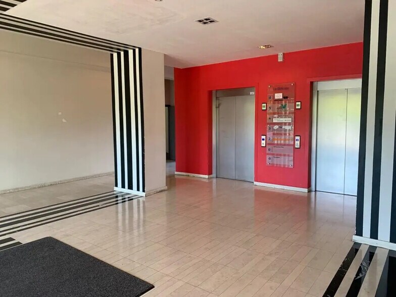 2 Boulevard De L'Oise, Pontoise à louer - Hall d’entrée - Image 3 de 14