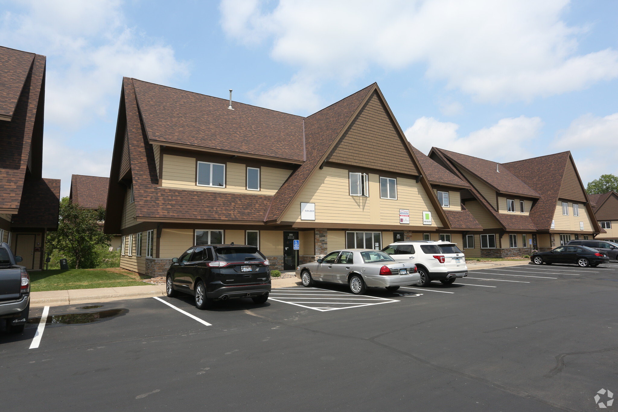 2085 County Road D E, Maplewood, MN for lease Primary Photo- Image 1 of 12