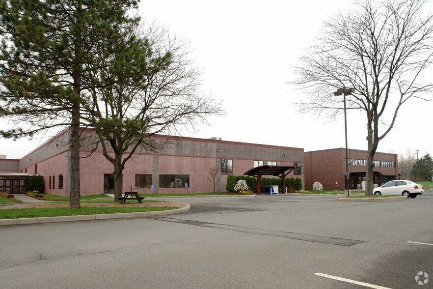 968 Albany Shaker Rd, Latham, NY à louer - Photo du bâtiment - Image 2 de 5