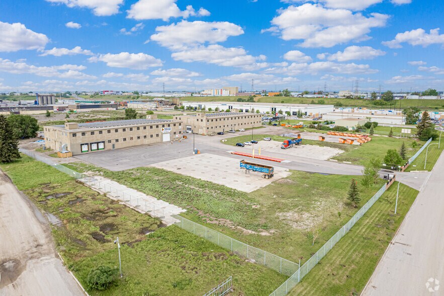 2828 Bonnybrook Rd SE, Calgary, AB à louer - Photo du bâtiment - Image 3 de 5