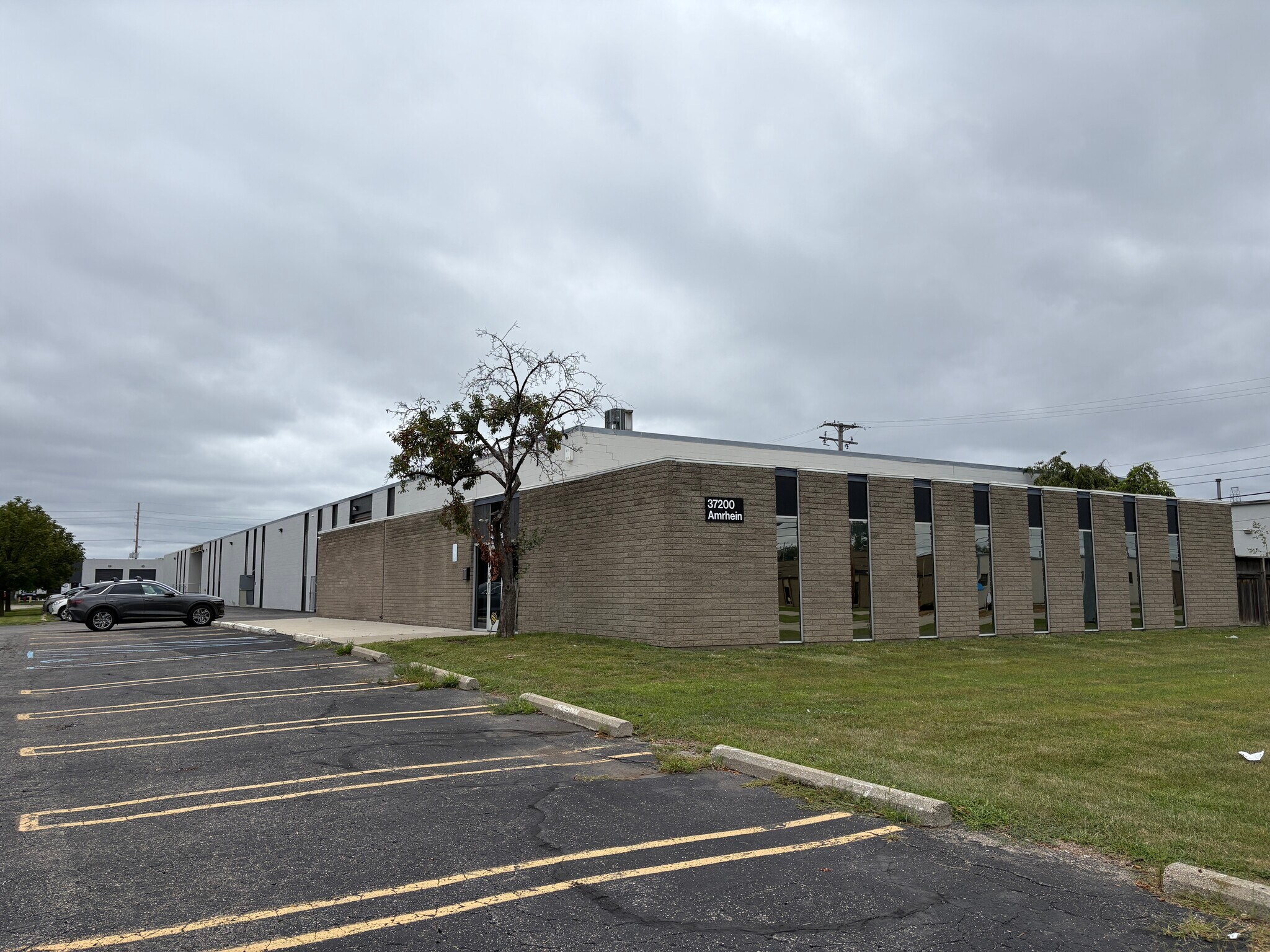 37200 Amrhein Rd, Livonia, MI à louer Photo du bâtiment- Image 1 de 2