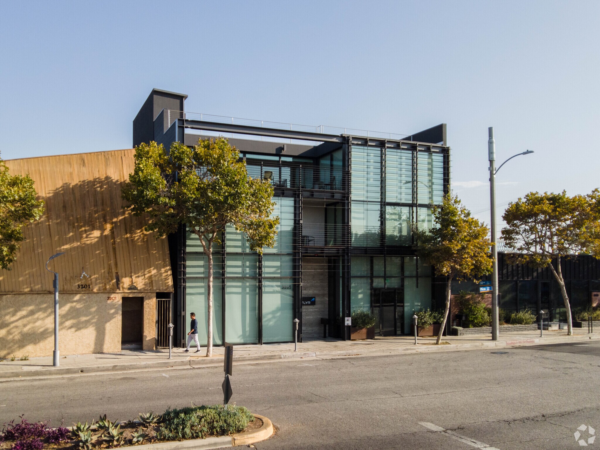 3205 Pico Blvd, Santa Monica, CA for lease Building Photo- Image 1 of 5