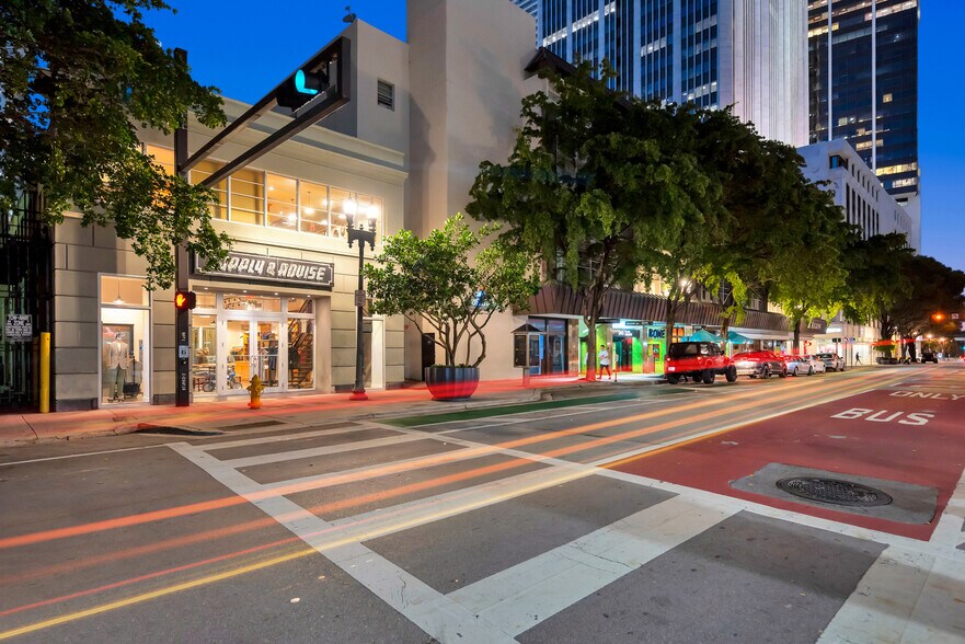 223 SE 1st St, Miami, FL à louer - Photo du bâtiment - Image 3 de 11