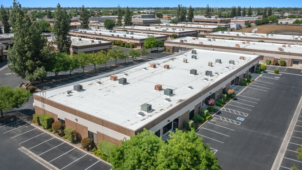 295 W Cromwell Ave, Fresno, CA à louer - Photo du bâtiment - Image 2 de 3