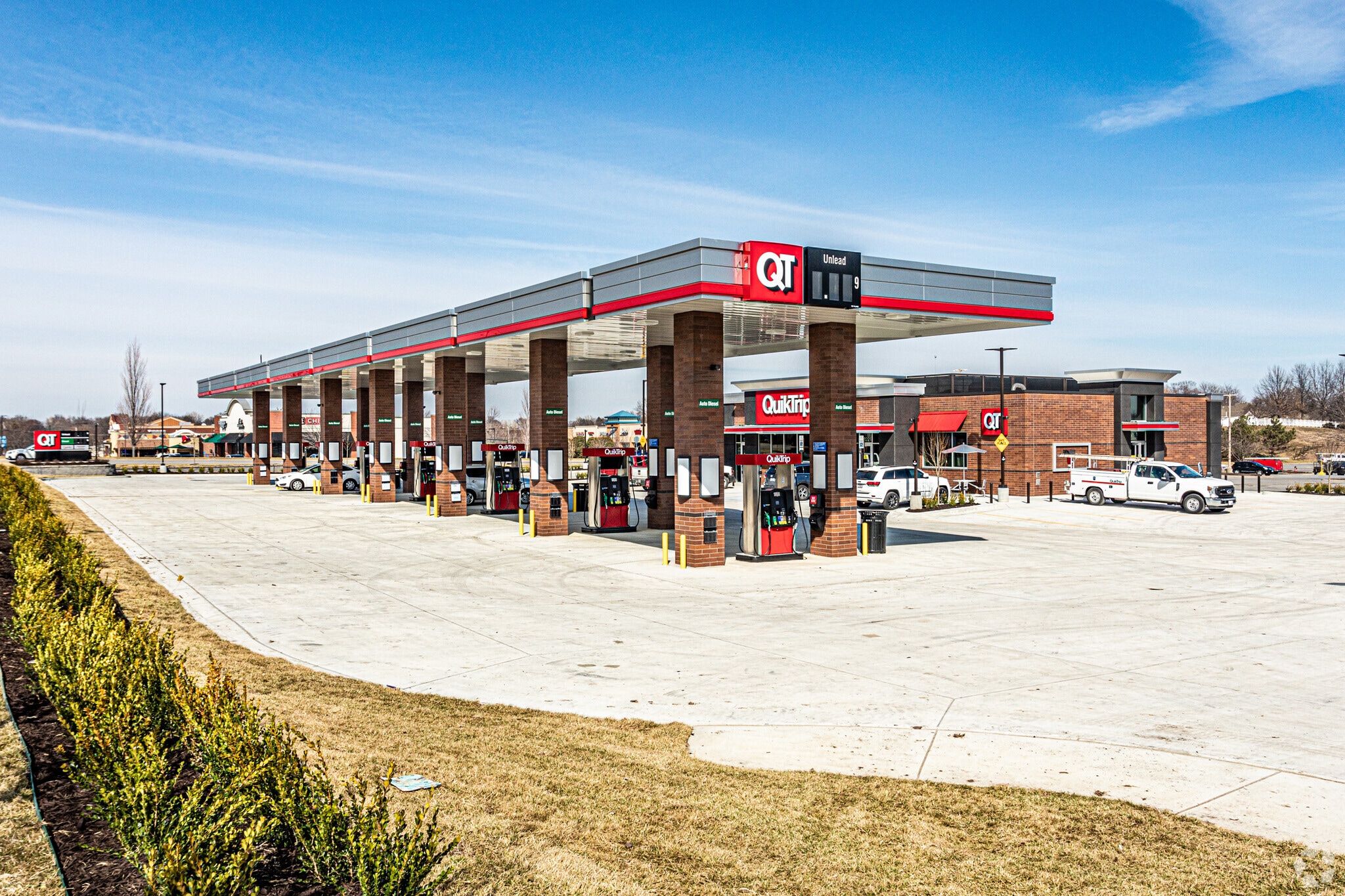 528 NW Englewood Rd, Kansas City, MO for sale Primary Photo- Image 1 of 10