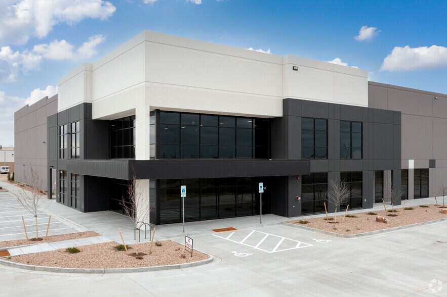 1130 Diamond Valley Dr, Windsor, CO à louer - Photo principale - Image 1 de 11