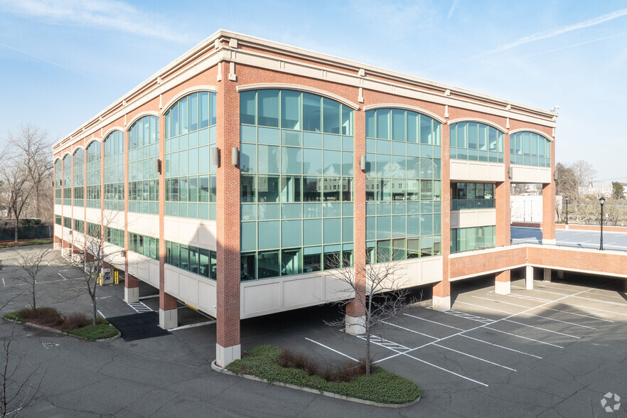 200 Riverfront Blvd, Elmwood Park, NJ for lease - Building Photo - Image 2 of 5