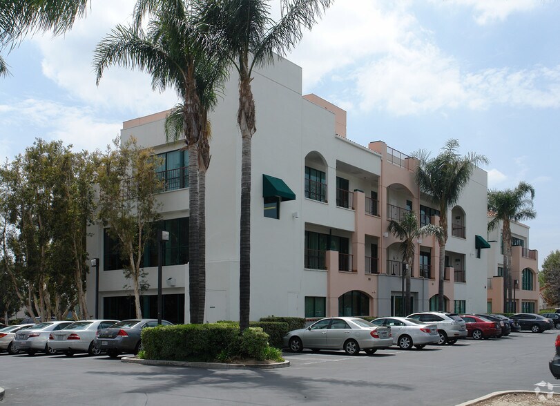 3655 Alamo St, Simi Valley, CA à louer - Photo du bâtiment - Image 3 de 10