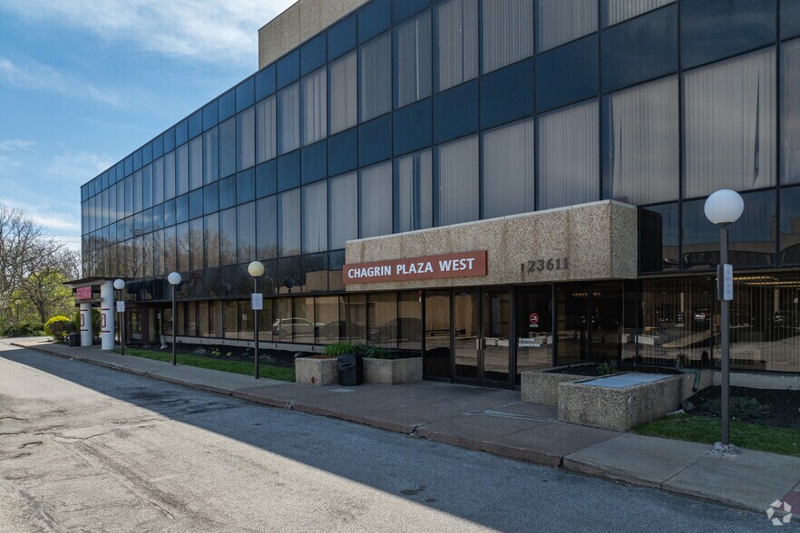 23611 Chagrin Blvd, Beachwood, OH à vendre - Photo du bâtiment - Image 2 de 5