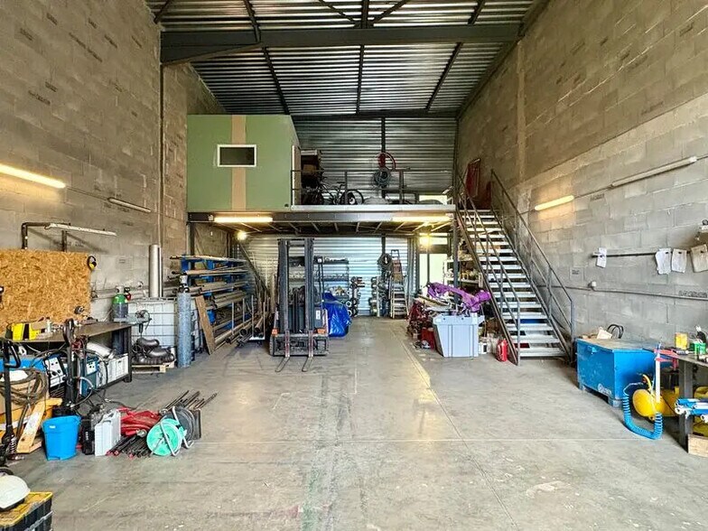 Flex in Saint-Genis-les-Ollières for sale - Interior Photo - Image 2 of 4