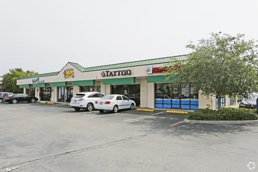 333-351 Airport Pulling Rd N, Naples, FL for lease - Primary Photo - Image 3 of 6