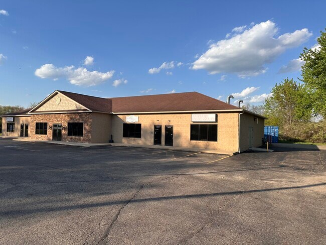 Plus de détails pour 1315 N Wooster Ave, Strasburg, OH - Commerce de détail à louer