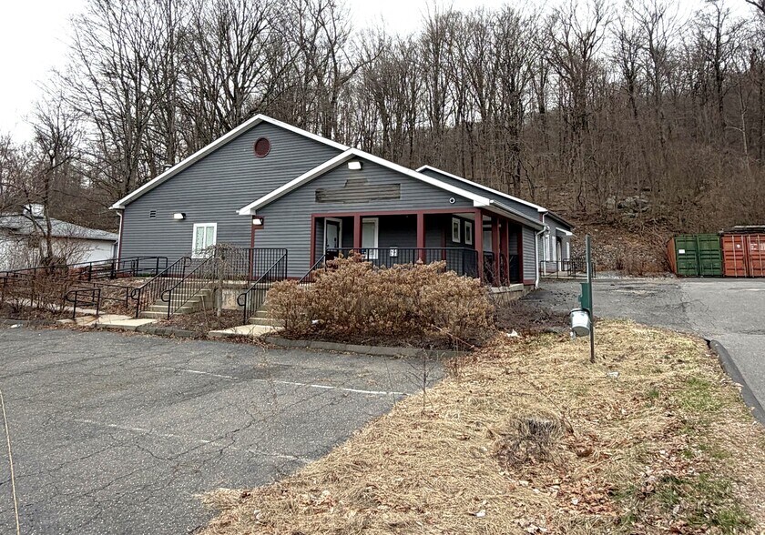 562 Rubber Ave, Naugatuck, CT à louer - Photo du bâtiment - Image 2 de 9