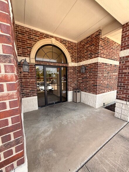 739 Justin Rd, Rockwall, TX à louer - Photo du bâtiment - Image 2 de 12