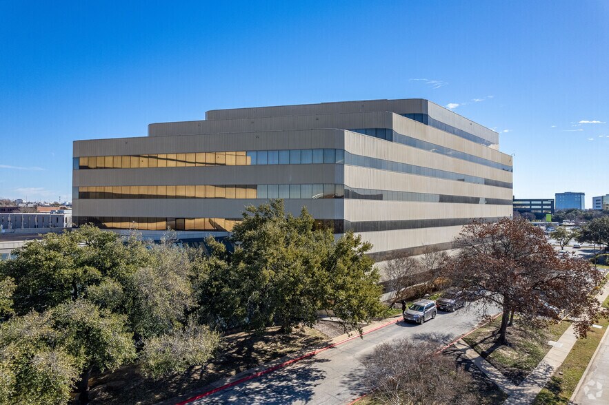 8200 Brookriver Dr, Dallas, TX à louer - Photo du bâtiment - Image 3 de 33