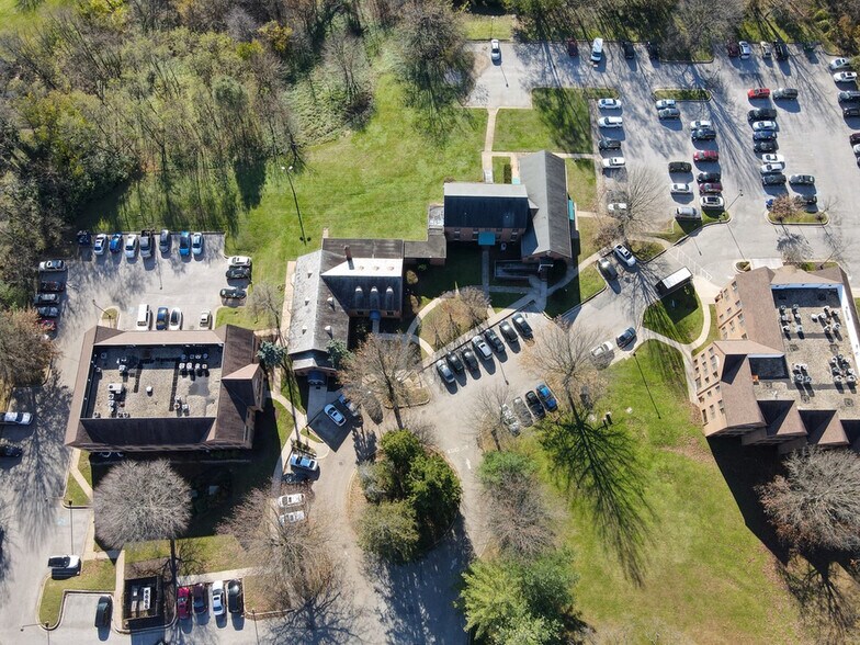 726 Maiden Choice Ln, Catonsville, MD à vendre - Photo du bâtiment - Image 2 de 5