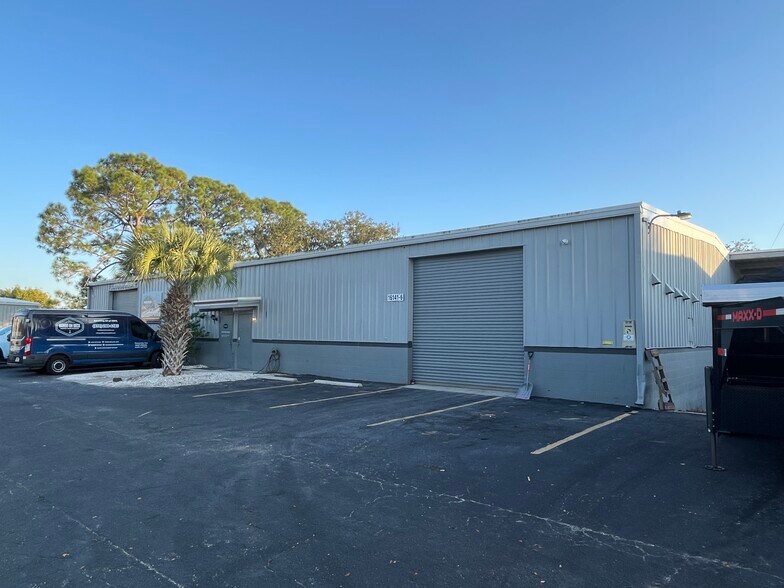 16121 Pine Ridge Rd, Fort Myers, FL à louer - Photo du bâtiment - Image 3 de 6