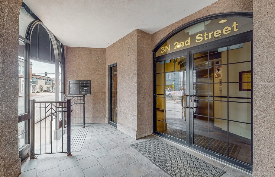 200 W Main St, Saint Charles, IL for lease - Building Photo - Image 2 of 8