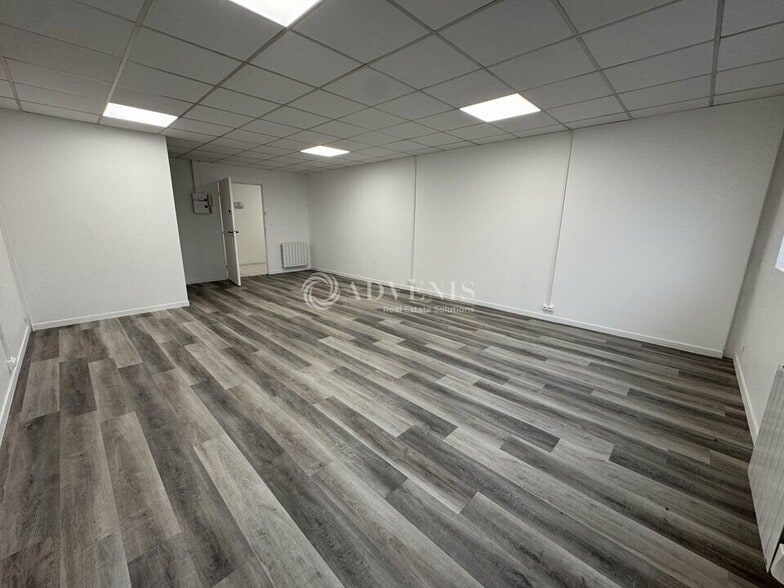 Office in Ozoir-la-Ferrière for lease - Interior Photo - Image 3 of 4