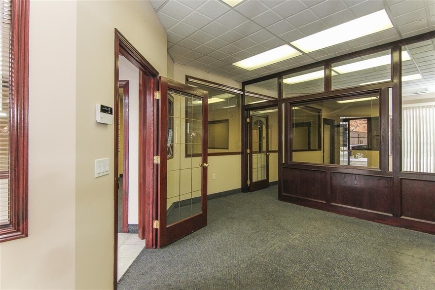 1015 Centre St NW, Calgary, AB for sale - Building Photo - Image 3 of 26