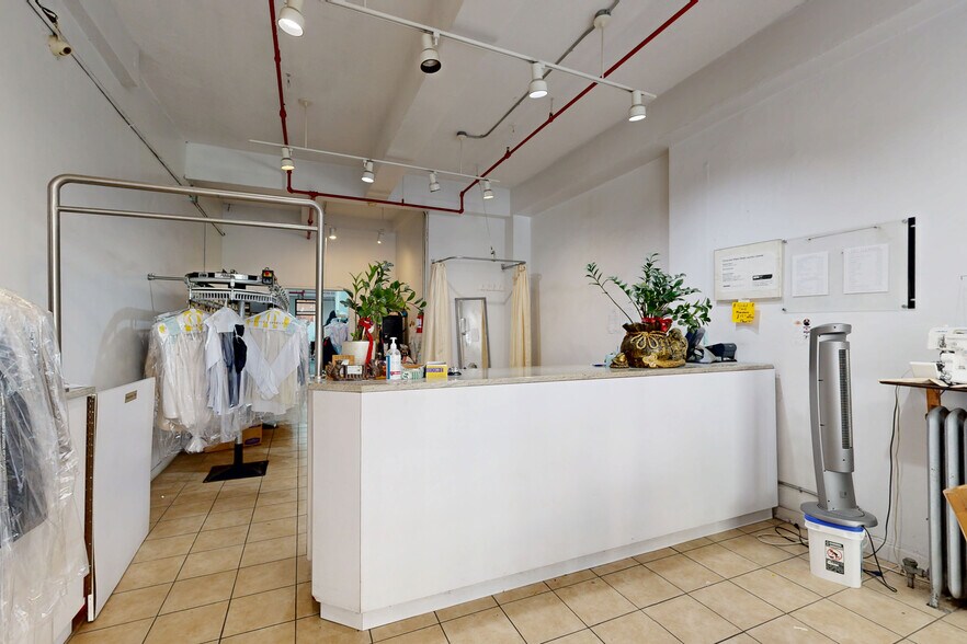 Residential, Retail, and Storage Co-Op portefeuille de 3 propriétés à vendre sur LoopNet.ca - Numérisation 3D de Matterport - Image 3 de 32