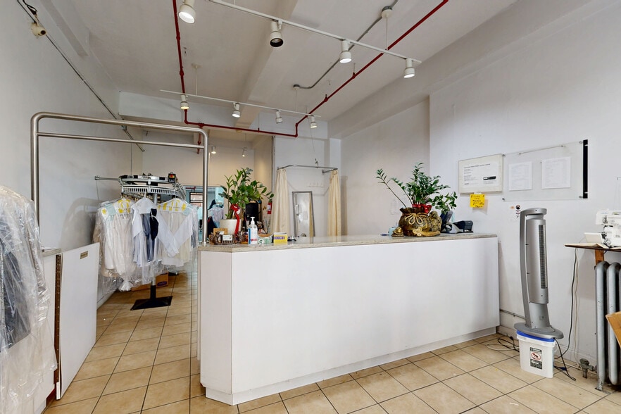 The Capitol Building portfolio of 3 properties for sale on LoopNet.ca - Matterport 3D Scan - Image 3 of 32