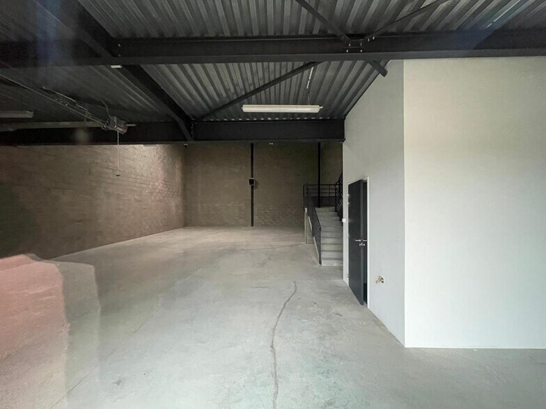 Industrial in Marolles En Hurepoix for sale - Interior Photo - Image 3 of 4