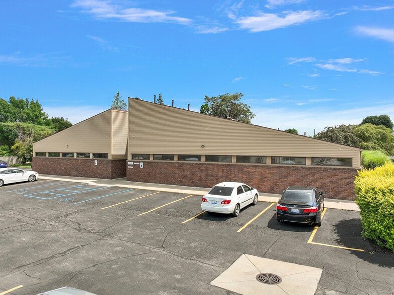 9001 15 Mile Rd, Sterling Heights, MI for lease - Building Photo - Image 1 of 6