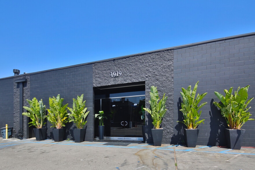 1919 W Empire Ave, Burbank, CA for sale - Primary Photo - Image 1 of 9