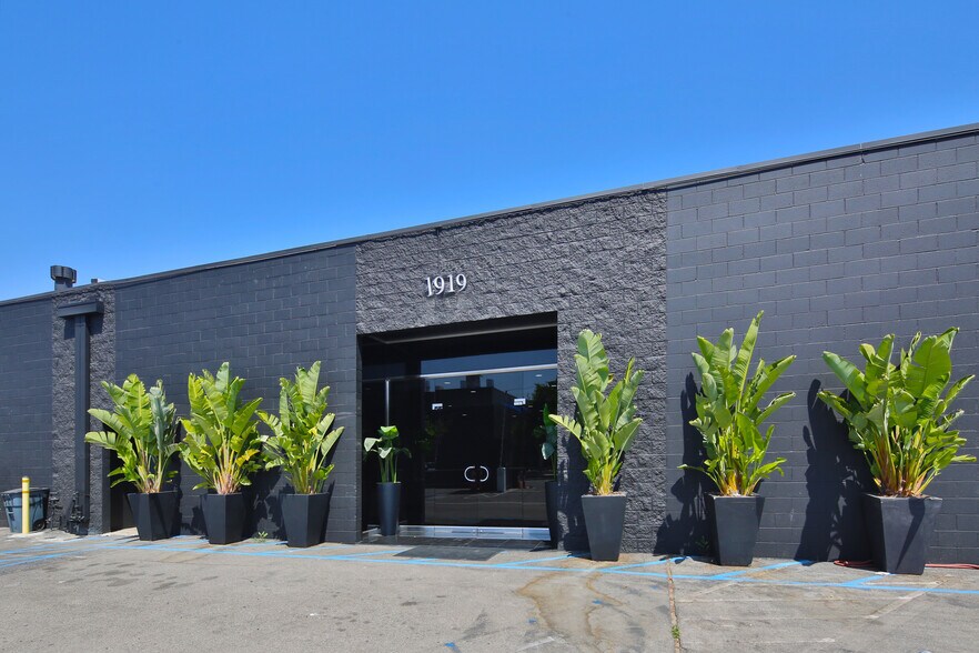 Burbank Empire Studios portefeuille de 2 propriétés à vendre sur LoopNet.ca - Photo principale - Image 1 de 2