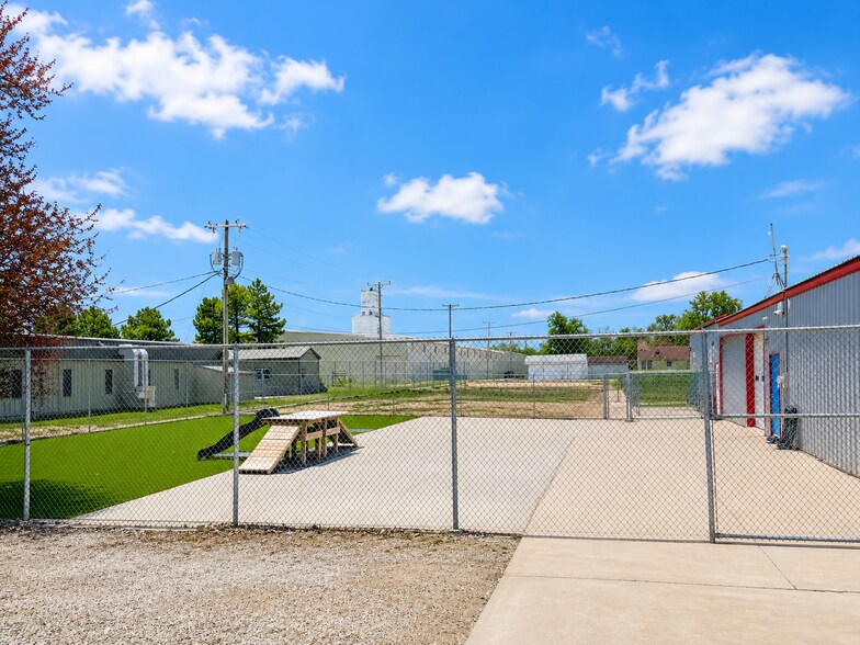911 W 1st St, Mcpherson, KS à vendre - Photo du bâtiment - Image 2 de 31
